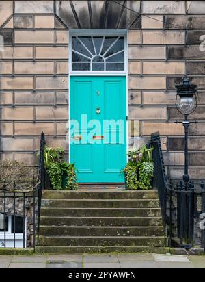 Edinburgh, Schottland, Vereinigtes Königreich, 3. Mai 2023. Miranda Dicksons New Town Door: Die umstrittene rosa Tür wurde „Pfauengrün“ gestrichen, nachdem der Stadtrat von Edinburgh mit einer Geldstrafe von 20.000 Pfund drohte, da man sie als unvereinbar mit einer UNESCO-Weltkulturerbestätte betrachtete. Kredit: Sally Anderson/Alamy Live News Stockfoto