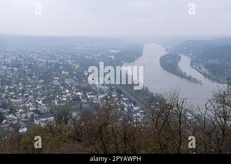 Blick von Drachenfels über den Rhein in Richtung der kleinen Insel Nonnenwerth im Zentrum des Flusses am 8. April 2023 in Drachenfels, Deutschland. Stockfoto