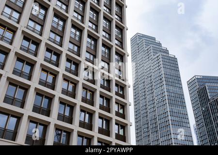 Neue, moderne Hochhaus-Appartements im Bau mehrerer Gebäude in Nine Elms in der Nähe von Vauxhall am 26. April 2023 in London, Großbritannien. Die Gegend um Vauxhall/Nine Elms wird stark umgestaltet und umgebaut, und es befinden sich riesige Hochhäuser im Bau. Zu den modernen Bauten der Gegend gehören stilvolle Apartmentgebäude aus Glas und Mauerwerk. Das Gebiet war früher industriell, aber es entwickelt sich jetzt zu Wohn- und Gewerbegebiet. Stockfoto