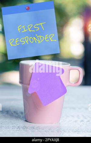 Textzeichen für Ersthelfer. Geschäftsansatz eine Person, die dafür verantwortlich ist, sich sofort dem Unfall zuzuwenden Stockfoto