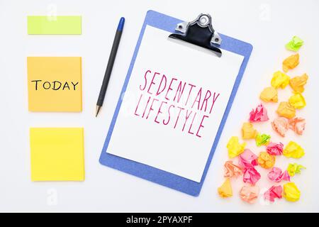 Handschriftlicher Text Sitzender Lebensstil. Das Wort für Lebensweise, die mit viel Sitzen und geringer körperlicher Aktivität verbunden sind Stockfoto