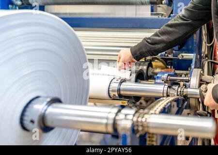 Kunststoffrolle in einer Fabrik für die Produktion von Kunststoffprodukten Stockfoto