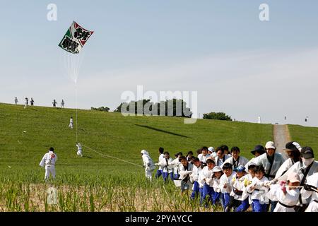 Saitama, Japan. 3. Mai 2023, Saitama, Japan: Teilnehmer fliegen während des Riesendrachen-Festivals in Kasukabe City einen riesigen Drachen. Die Teilnehmer flogen enorme Drachen inÂ Gebet für eine reichhaltige Ernte aus ihrer Seidenraupenzucht. Die beiden größten Riesendrachen wiegen 800 kg (das gleiche Gewicht wie ein kleines Auto) und sind 11 Meter breit und 15 Meter hoch. Die Feier fand occurredÂ seit 1841 jährlich statt, außer während der COVID-19-Pandemie. Es begann, als ein buddhistischer Mönch die Einheimischen darüber informierte, dass ein Drachen geflogen wurde, um für eine reichliche Ernte von Seidenraupen zu beten. Stockfoto