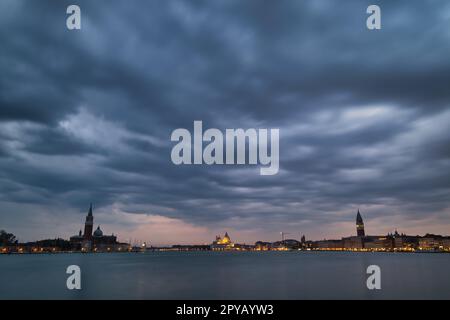 Malerischer bewölkter Himmel auf Venedig Stockfoto