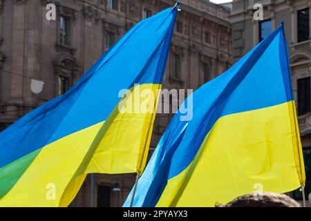 MAILAND, ITALIEN - 25. FEBRUAR 2023: Ein Jahr nach dem Krieg zwischen Russland und der Ukraine, 1. Jahre. Zusammenkunft der Bevölkerung zur Unterstützung der Ukraine in Mailand, ein marsch, der an der Piazza Castello beginnt und an der Mailänder Kathedrale endet. Stockfoto