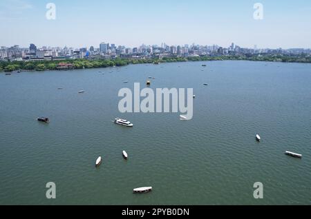 HANGZHOU, CHINA - 30. APRIL 2023 - Touristen strömen zum Westsee in Hangzhou, Provinz Zhejiang, China, 30. April 2023. 3. Mai 2023 - lt Stockfoto