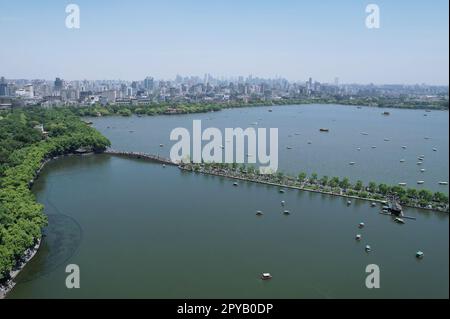 HANGZHOU, CHINA - 30. APRIL 2023 - Touristen strömen zum Westsee in Hangzhou, Provinz Zhejiang, China, 30. April 2023. 3. Mai 2023 - lt Stockfoto