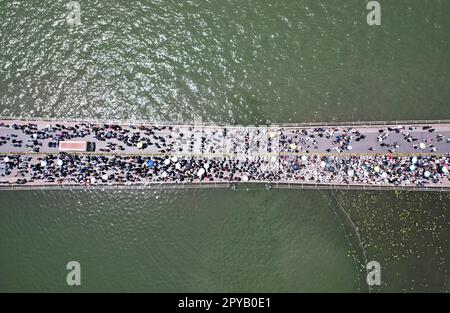 HANGZHOU, CHINA - 30. APRIL 2023 - Touristen strömen zum Westsee in Hangzhou, Provinz Zhejiang, China, 30. April 2023. 3. Mai 2023 - lt Stockfoto