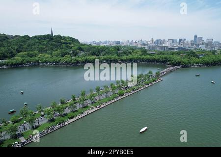 HANGZHOU, CHINA - 30. APRIL 2023 - Touristen strömen zum Westsee in Hangzhou, Provinz Zhejiang, China, 30. April 2023. 3. Mai 2023 - lt Stockfoto