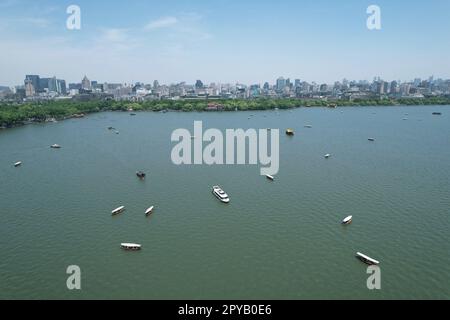 HANGZHOU, CHINA - 30. APRIL 2023 - Touristen strömen zum Westsee in Hangzhou, Provinz Zhejiang, China, 30. April 2023. 3. Mai 2023 - lt Stockfoto