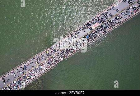 HANGZHOU, CHINA - 30. APRIL 2023 - Touristen strömen zum Westsee in Hangzhou, Provinz Zhejiang, China, 30. April 2023. 3. Mai 2023 - lt Stockfoto