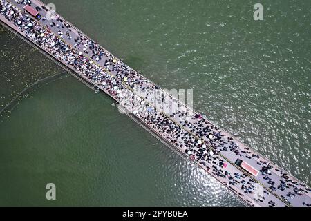 HANGZHOU, CHINA - 30. APRIL 2023 - Touristen strömen zum Westsee in Hangzhou, Provinz Zhejiang, China, 30. April 2023. 3. Mai 2023 - lt Stockfoto