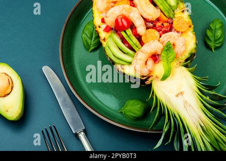 Garnelensalat in einer Ananas Stockfoto