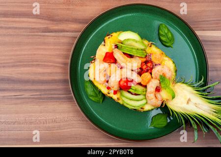 Garnelensalat in einer Ananas Stockfoto
