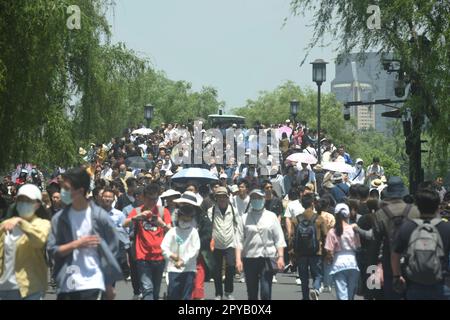 HANGZHOU, CHINA - 30. APRIL 2023 - Touristen strömen zum Westsee in Hangzhou, Provinz Zhejiang, China, 30. April 2023. 3. Mai 2023 - lt Stockfoto