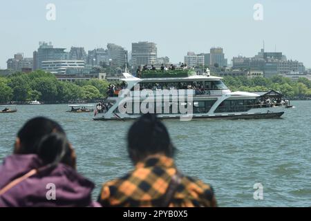 HANGZHOU, CHINA - 30. APRIL 2023 - Touristen strömen zum Westsee in Hangzhou, Provinz Zhejiang, China, 30. April 2023. 3. Mai 2023 - lt Stockfoto