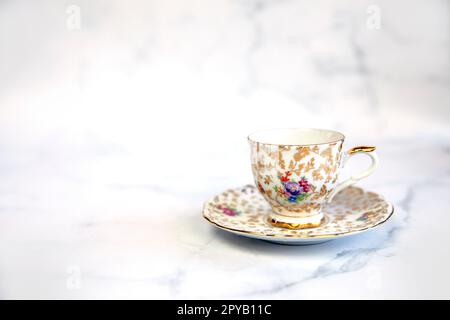 Antiker Porzellan-Teetasse auf weißem Hintergrund. Traditionelle englische Vintage-Keramik Stockfoto