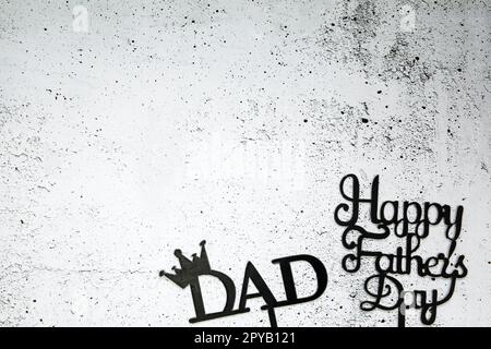 Happy Vaters Day Konzept. Schwarze Briefe mit Text Happy Father's Day on Concrete White Black background Flat lay, Draufsicht, Kopierbereich Stockfoto