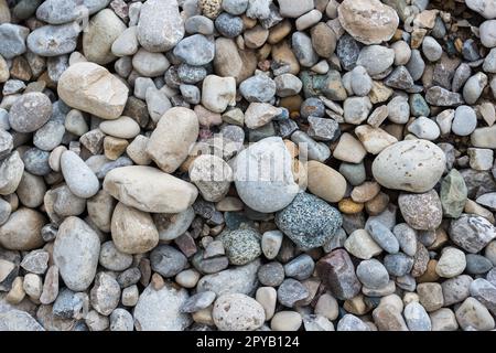 Glatte Felsen an einem Strand aus einer Top-Down-Perspektive Stockfoto