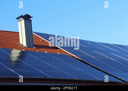 Ein Photovoltaik-System zur Stromerzeugung in einem Privathaus Stockfoto