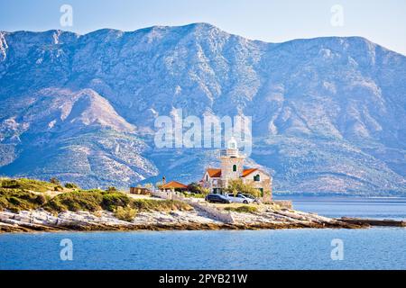 Leuchtturm von Sucuraj auf der Insel Hvar und Blick auf die Berge von Biokovo im Hintergrund Stockfoto