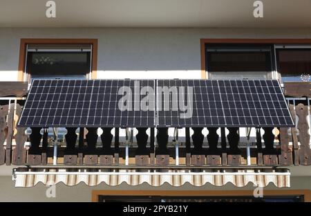 Ein Balkonkraftwerk ist auch für ältere Häuser geeignet. Solarmodule zur Stromerzeugung auf einem Balkon Stockfoto