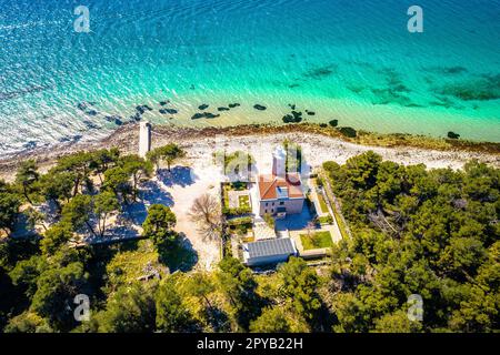 Leuchtturm der Inselgruppe Vir und unvergleichlicher Panoramablick auf den Strand Stockfoto