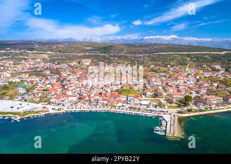 Küstenstadt Posedarje am Ufer und Velebit Berg aus der Vogelperspektive Stockfoto