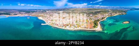 Küstenstadt Posedarje am Ufer und Velebit Berg aus der Vogelperspektive Stockfoto