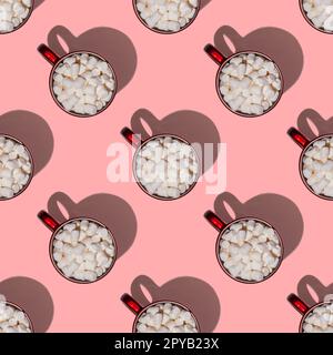Nahtloses, endloses Muster aus roten Tassen Kaffee oder Kakao mit Marshmallows mit harten Schatten auf pinkfarbenem Hintergrund Stockfoto