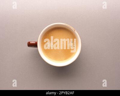 Braune Espressotasse mit köstlichem Bio-Espresso, Blick von oben Stockfoto