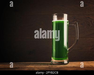 Happy St. Patricks Day, grünes Bier auf Holzhintergrund Stockfoto