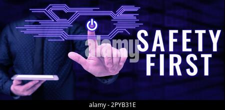 Schild mit der Meldung „Sicherheit zuerst“. Internet-Konzept Vermeiden Sie unnötige Risiken sicher leben Vorsicht walten lassen Stockfoto