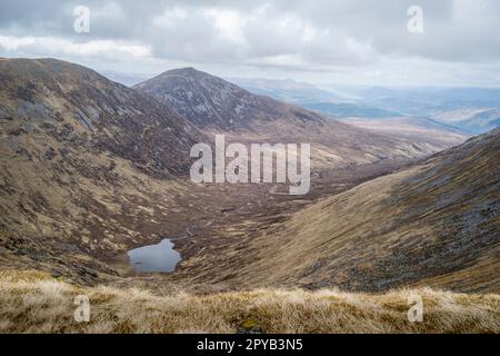 Corie Glas oder Loch a Choire Ghlais von Sron a Choire Ghairbh Munro aus gesehen. Das Tal wird für das Lagerkonzept der Hydro-Pumpe überflutet Stockfoto