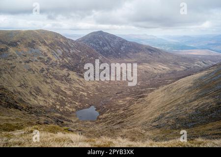 Corie Glas oder Loch a Choire Ghlais von Sron a Choire Ghairbh Munro aus gesehen. Das Tal wird für das Lagerkonzept der Hydro-Pumpe überflutet Stockfoto