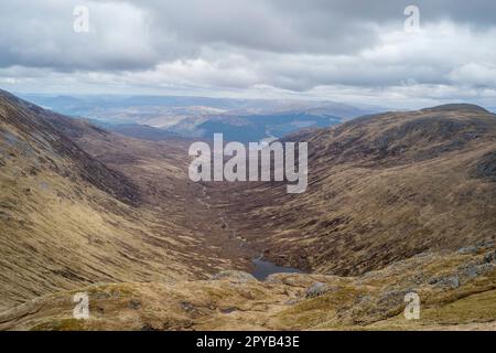 Corie Glas oder Loch a Choire Ghlais von Sron a Choire Ghairbh Munro aus gesehen. Das Tal wird für das Lagerkonzept der Hydro-Pumpe überflutet Stockfoto