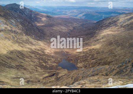 Corie Glas oder Loch a Choire Ghlais von Sron a Choire Ghairbh Munro aus gesehen. Das Tal wird für das Lagerkonzept der Hydro-Pumpe überflutet Stockfoto