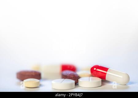 Verschiedene pharmazeutische Pillen, Tabletten und Kapseln. Pillen Hintergrund. Ein Haufen verschiedener Tabletten und Pillen in verschiedenen Farben auf weißem Hintergrund. Gesundheitswesen.Copy space, Medical, drugs space for Text Concept Stockfoto