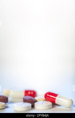 Verschiedene pharmazeutische Pillen, Tabletten und Kapseln. Pillen Hintergrund. Ein Haufen verschiedener Tabletten und Pillen in verschiedenen Farben auf weißem Hintergrund. Gesundheitswesen.Copy space, Medical, drugs space for Text Concept Stockfoto
