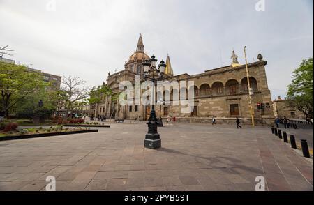 Mexiko, 24 2023. APR - Tagsüber Blick auf die historische Kathedrale von Guadalajara Stockfoto