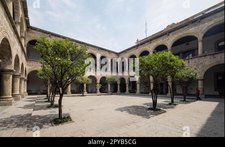 Mexiko, 25 2023. April - sonniger Außenblick auf den Regierungspalast Stockfoto