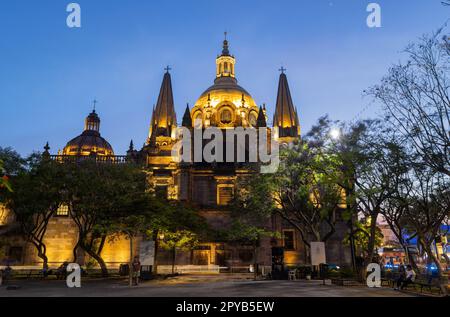 Mexiko, APR 26 2023 - Sonnenuntergang über der historischen Kathedrale von Guadalajara Stockfoto