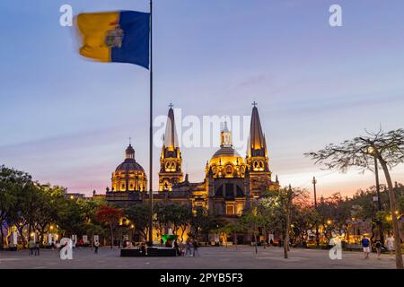 Mexiko, APR 26 2023 - Sonnenuntergang über der historischen Kathedrale von Guadalajara Stockfoto