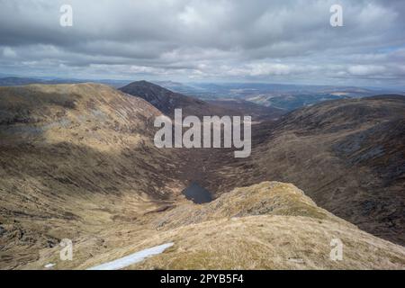 Corie Glas oder Loch a Choire Ghlais von Sron a Choire Ghairbh Munro aus gesehen. Das Tal wird für das Lagerkonzept der Hydro-Pumpe überflutet Stockfoto