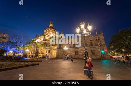 Mexiko, APR 26 2023 - Sonnenuntergang über der historischen Kathedrale von Guadalajara Stockfoto