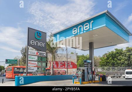 Mexiko, APR 26 2023 - sonniger Blick auf eine Ener-Tankstelle in der Zona Centro Stockfoto
