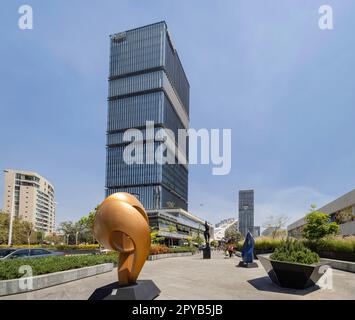 Mexiko, APR 27 2023 - Sonnenschein auf das moderne Gebäude in der Andares Shopping Mall Stockfoto