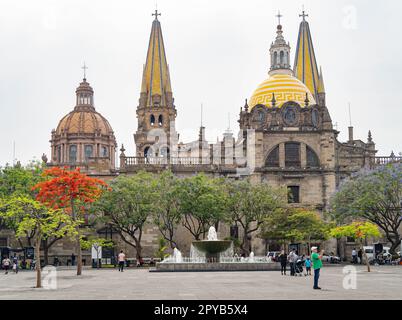 Mexiko, 24 2023. APR - Tagsüber Blick auf die historische Kathedrale von Guadalajara Stockfoto