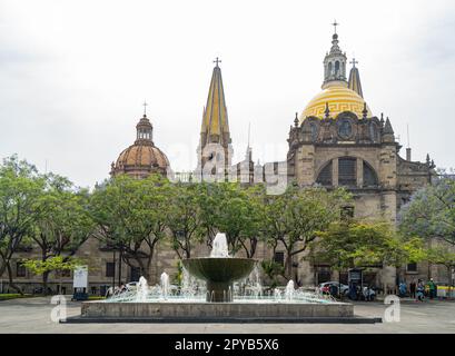 Mexiko, 24 2023. APR - Tagsüber Blick auf die historische Kathedrale von Guadalajara Stockfoto