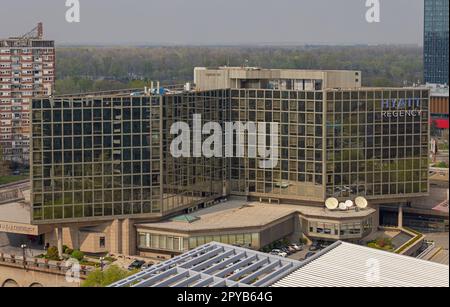 Belgrad, Serbien - 09. April 2023: Blick aus der Vogelperspektive auf das Hyatt Regency fünf-Sterne-Hotelgebäude am Frühlingstag in Neubelgrad. Stockfoto